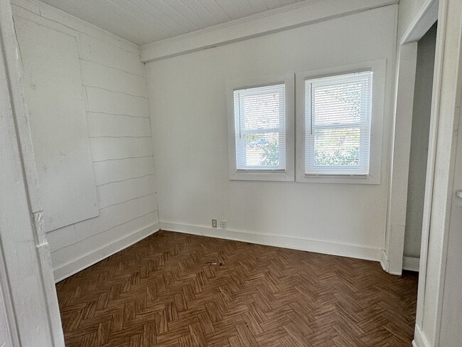 Building Photo - 5 W Marion Rd