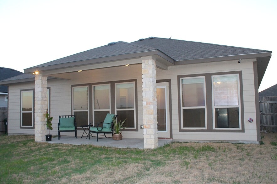 Huge fenced backyard space, prefect for outdoor lovers and pet owners. - 1027 Aurora Grove Bnd