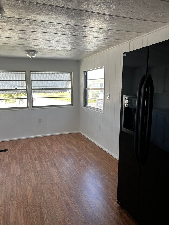 Building Photo - 2 Bedroom Home with a den - Loads of ameni...