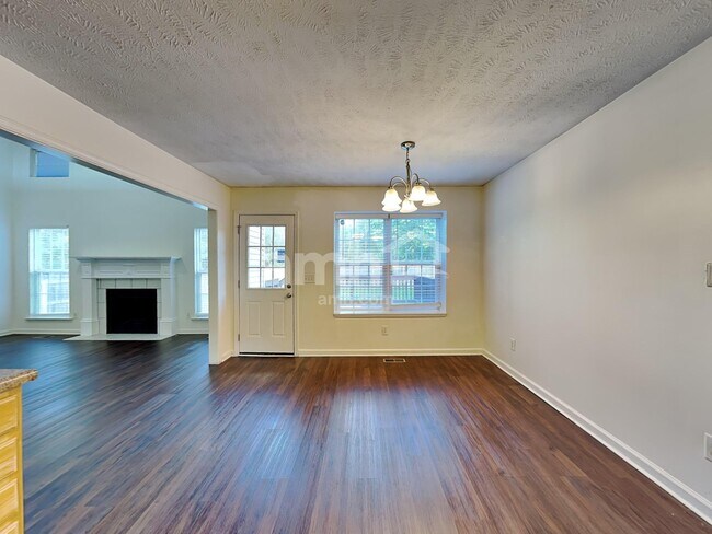 Building Photo - 2935 Greentree Dr