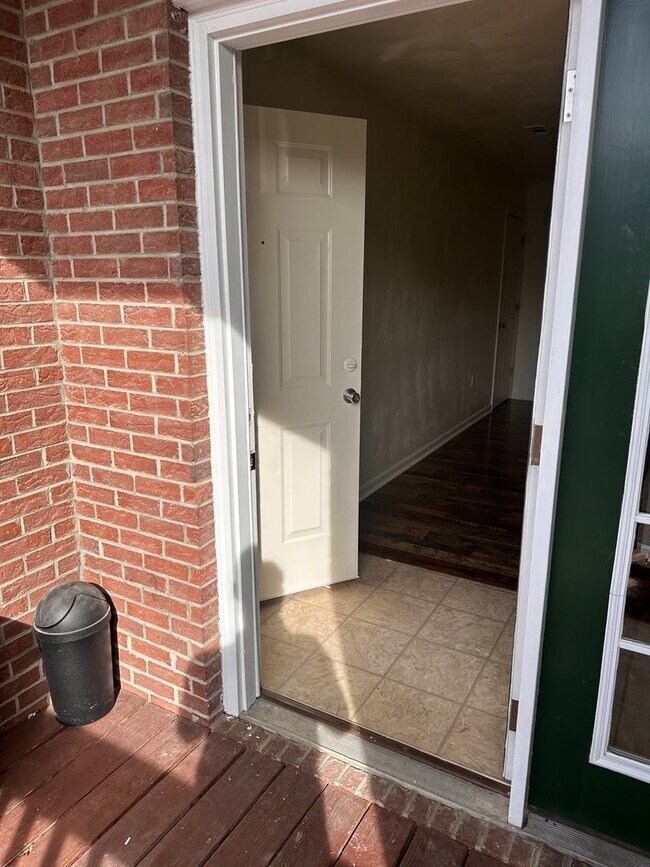 Building Photo - 4 Bedroom 2 Bath Apartment 2nd Floor