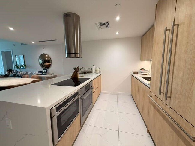 Building Photo - 9901 W Bay Harbor Dr