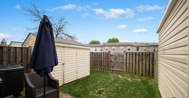 Building Photo - Exceptionally maintained townhouse in Fred...