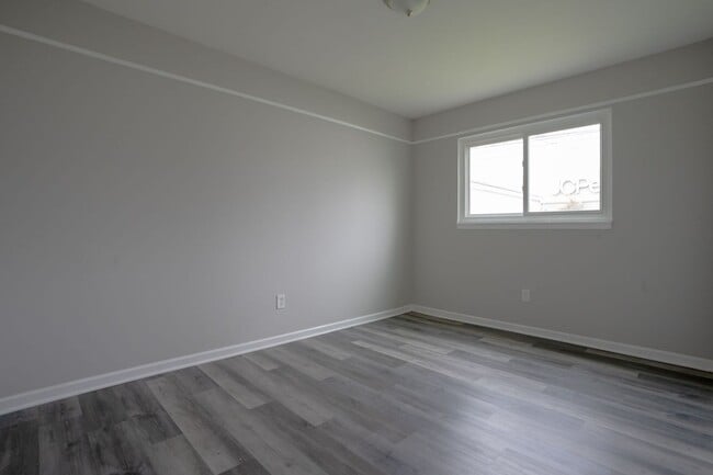 Building Photo - Charming Home