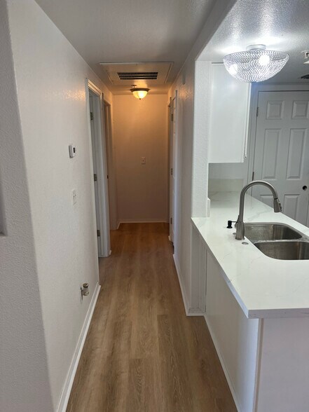 Building Photo - 3550 Bay Sands Dr