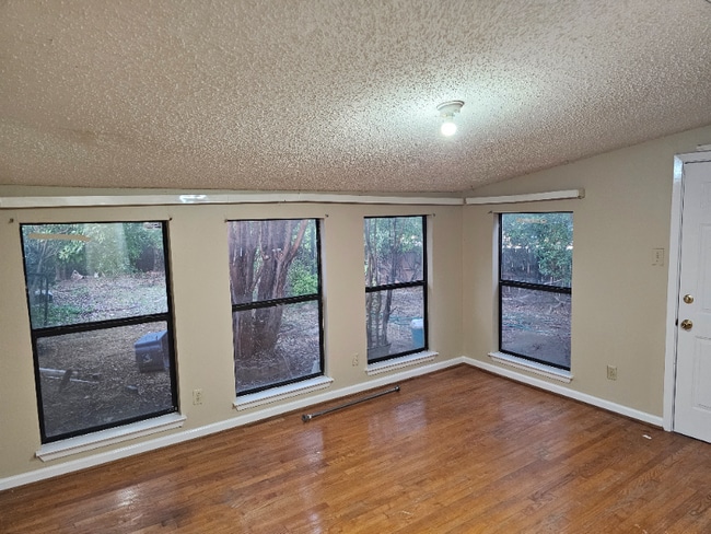 Building Photo - 4033 Coronado Dr