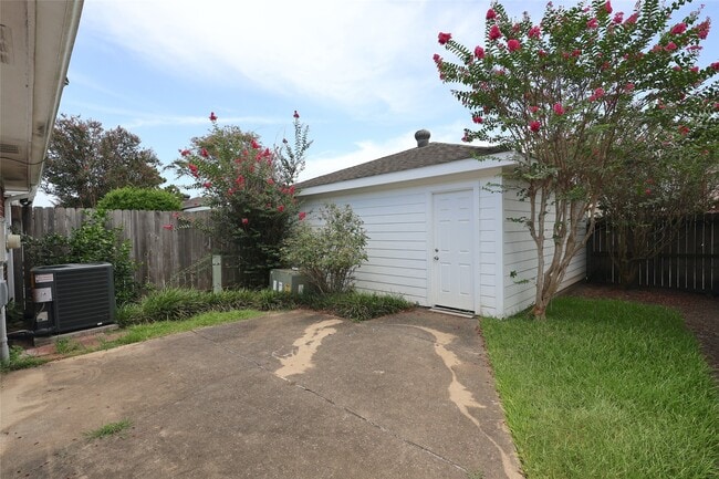 Building Photo - 3229 Continental Dr