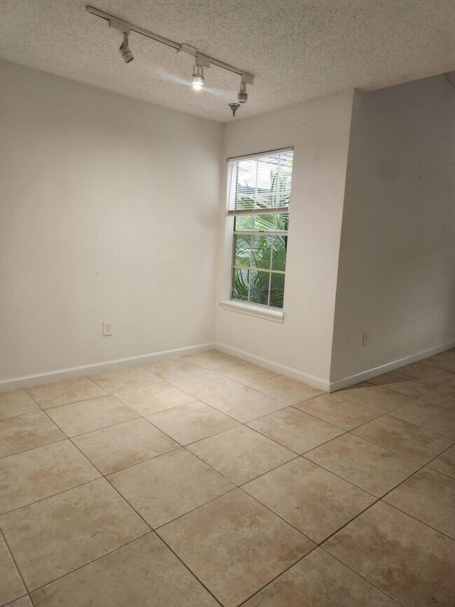 Building Photo - 1020 Crystal F Way