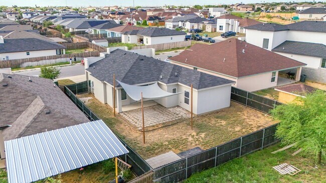 Building Photo - 905 Rotonda Ln