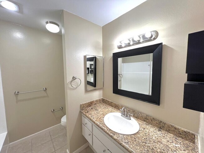 Building Photo - Desirable Mission Plaza Updated 1 Bedroom ...