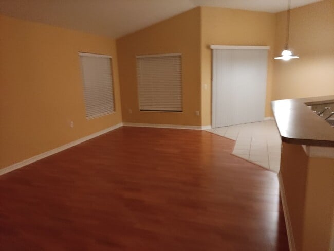 Building Photo - 3/2/2 House with screened in porch, on a c...