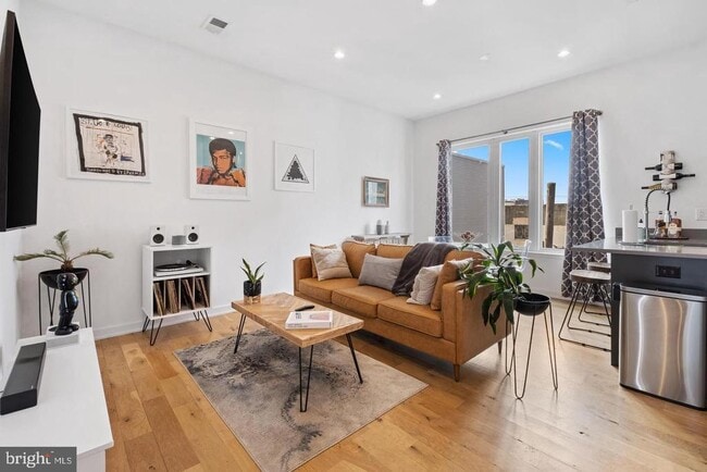 Building Photo - 1617 Hope St