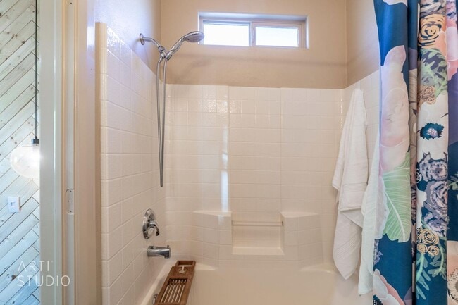 Building Photo - Washington 3 Bedroom Townhome