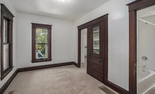 Building Photo - 1105 Lake St