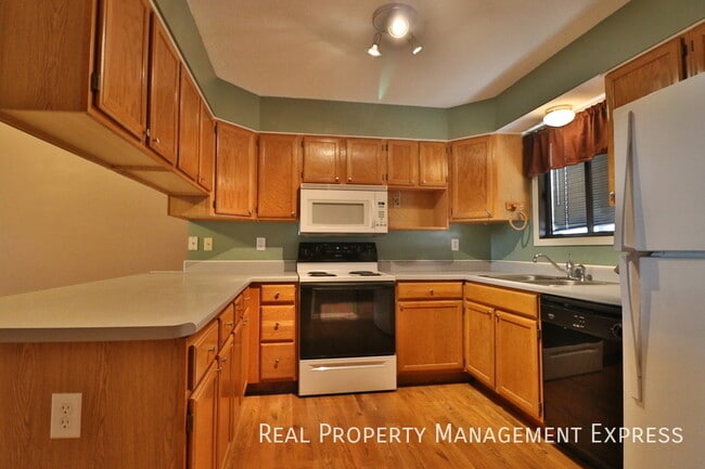 Building Photo - Lovely 2 Bedroom 2.5 Bathroom Townhome