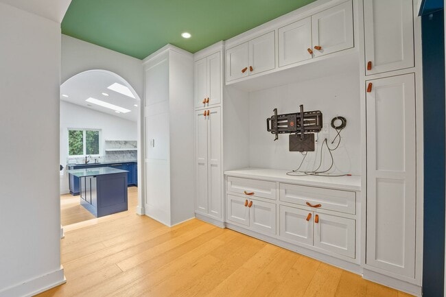 Building Photo - Immaculate Tudor