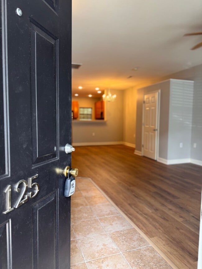 Building Photo - 2BR 2.5BA Townhome with Screened Porch