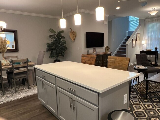 Building Photo - FURNISHED Three Bedroom Wellstone Model Home