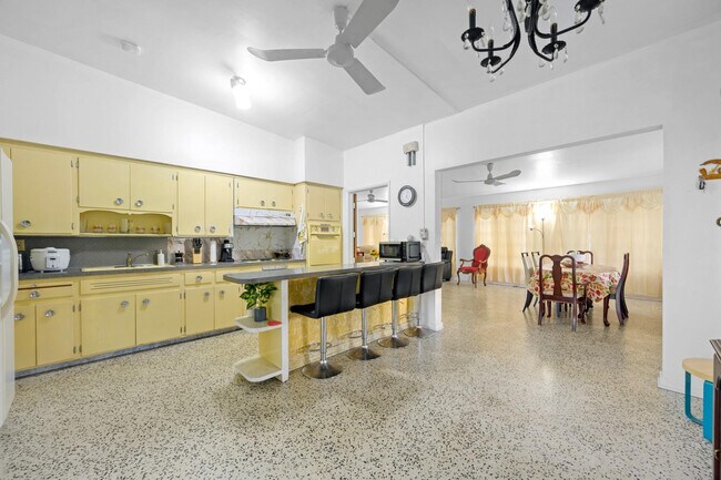 Building Photo - 13945 N Miami Ave