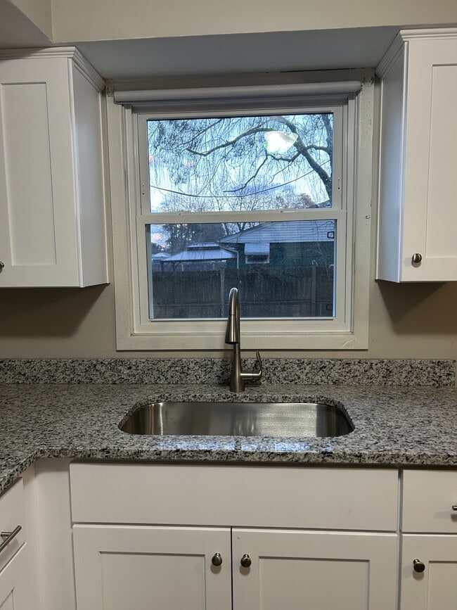 Building Photo - 612 Providence Rd