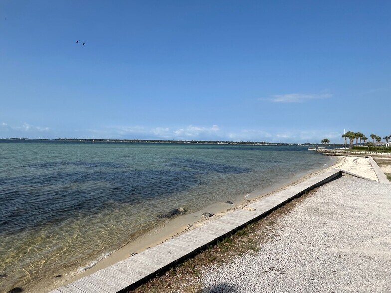 Waterfront park within walking distance - 27 6th St