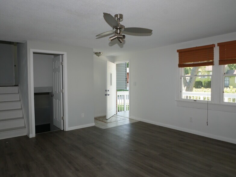 Building Photo - 8945 Mariposa Dr