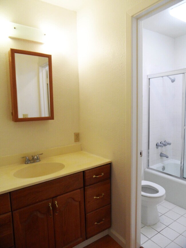 Building Photo - Cozy condominium in Blossom Valley. Hardwood floor, dishwasher, balcony.