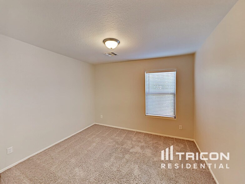 Building Photo - 1747 E Desert Rose Trail