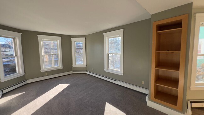 Building Photo - Spacious Sunny 2 BR-Walk to Downtown-Laund...