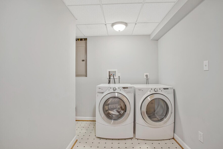 Building Photo - 1408 Damsel Ln