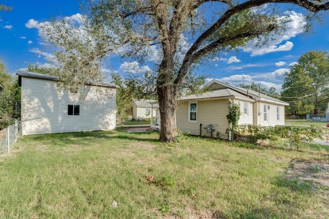 Building Photo - 4828 W 3rd St N