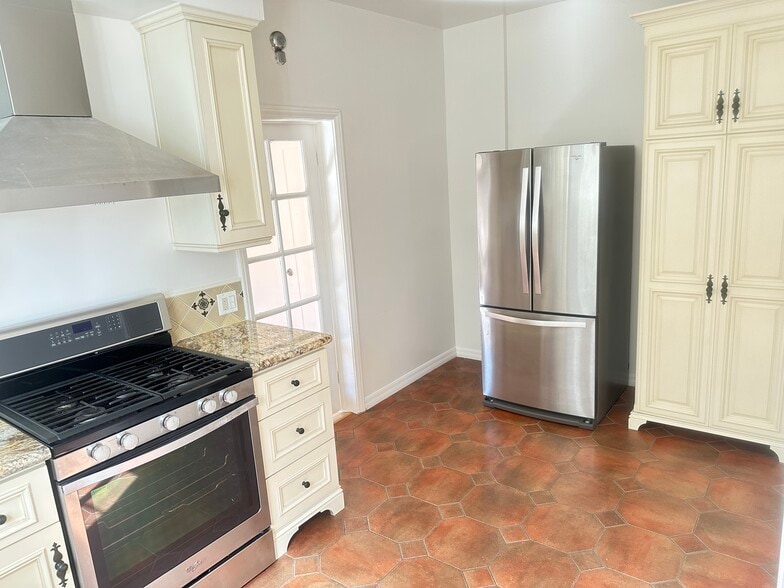 Building Photo - 1602 S Sierra Bonita Ave