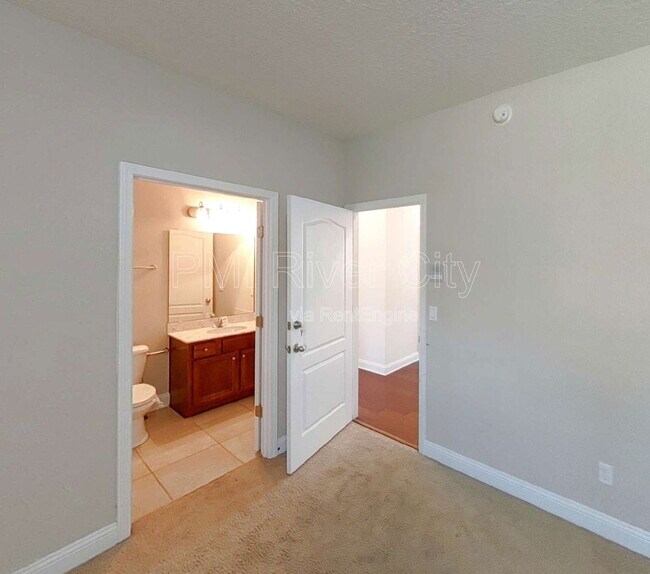 Building Photo - 2099 Club Lake Dr