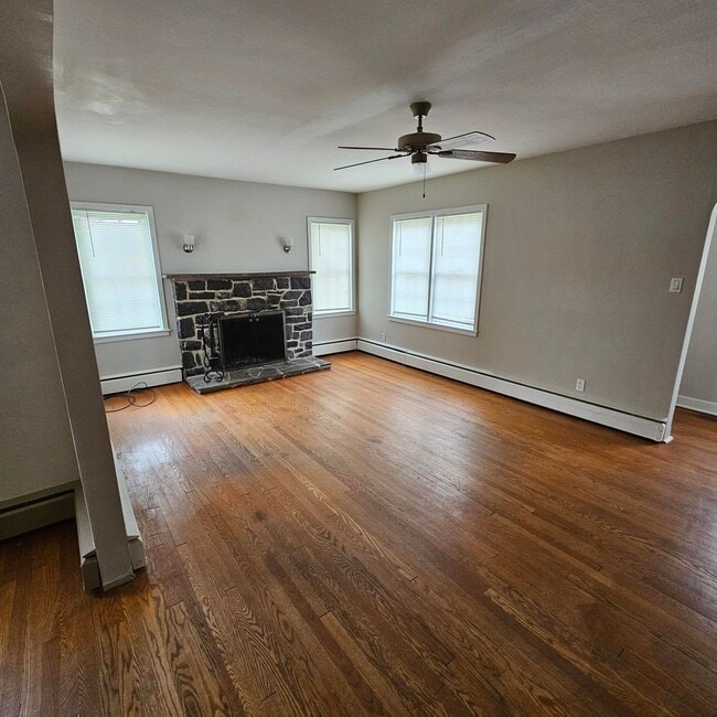 Building Photo - COMING SOON!!  Gorgeous 4 Bedroom Home in ...