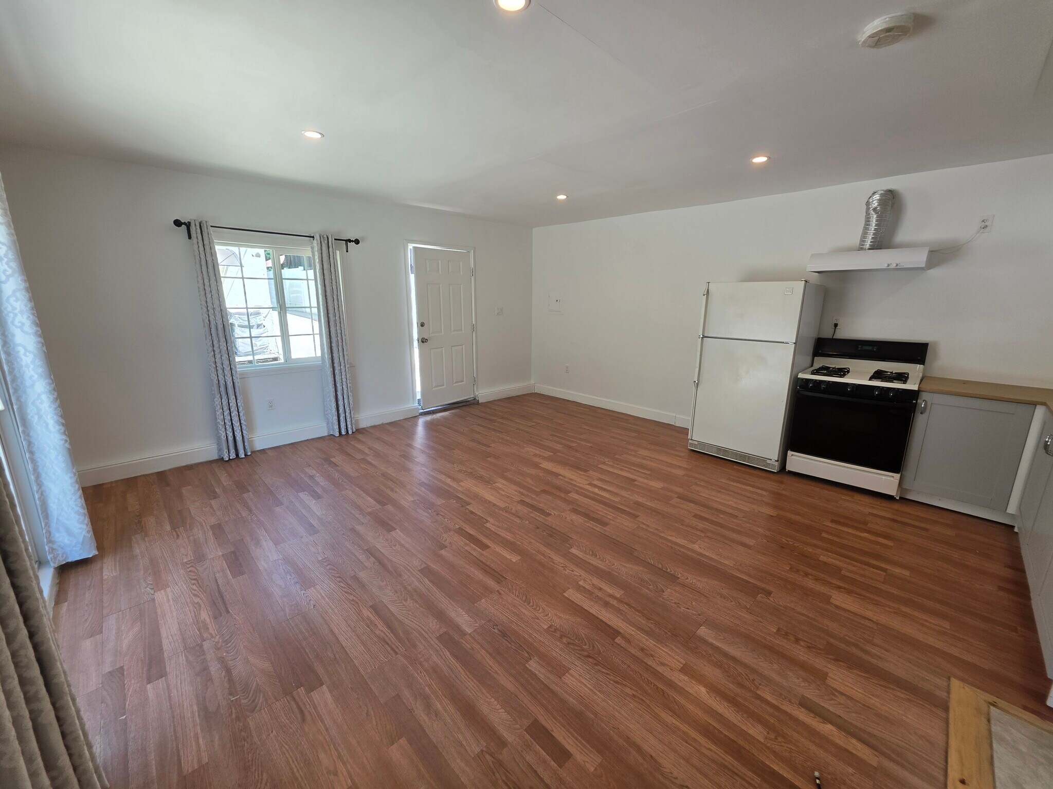 Building Photo - 10533 Nassau Ave