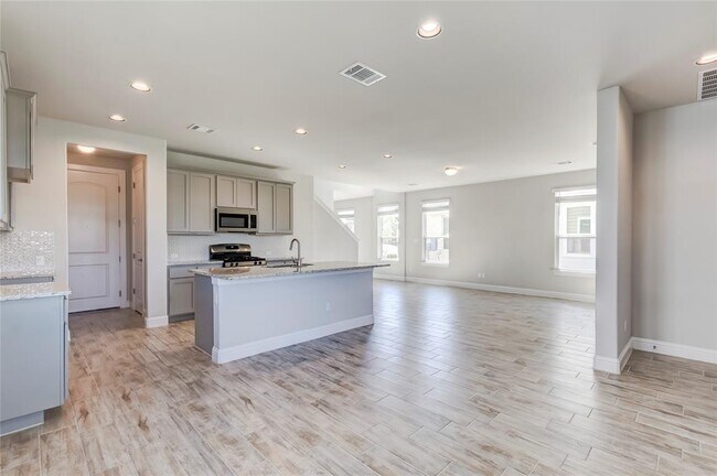 Building Photo - 113 Riverhill Dr