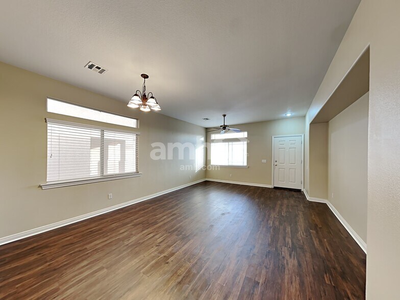 Building Photo - 1852 E Pyle Ave