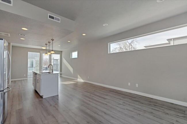 Building Photo - Spacious 4 Bed, 3 Bath Pet-Friendly Home with Central Air & Modern Features! - Available NOW!