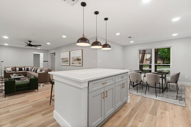 Building Photo - 9 Indian Cedar Ln