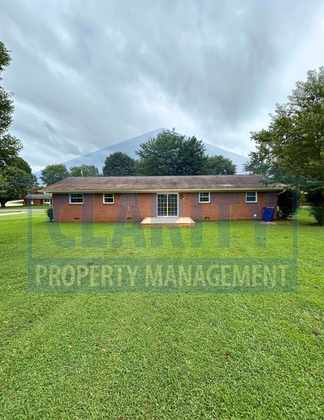 Building Photo - Updated ranch-style home in great neighbor...