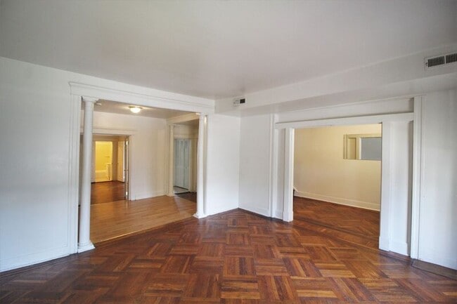 Building Photo - 225 W 29th St