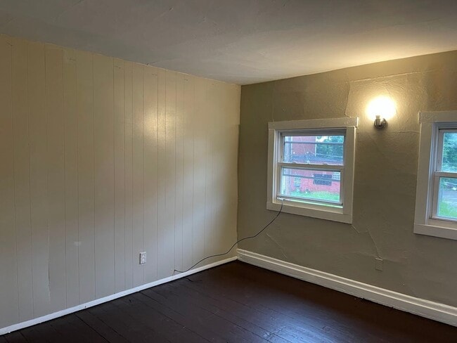 Building Photo - Cozy 1 Bedroom / 2 Bathroom Home in Braddock