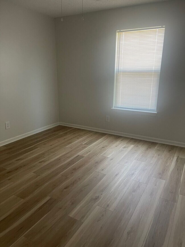 Building Photo - 133 Seminole Ave