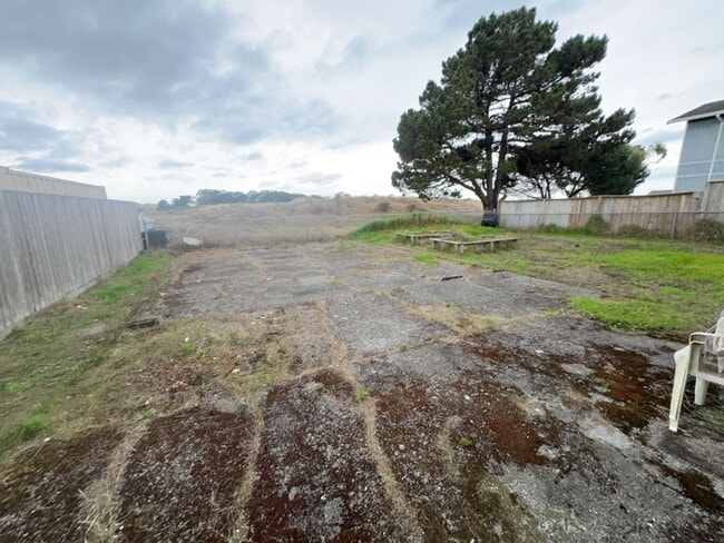 Building Photo - Pet-friendly 3 Bedroom 1 Bath Home close to the Beach!