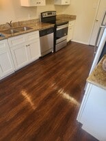 Building Photo - 1960 Camelot St