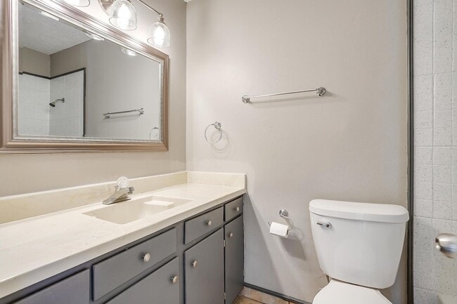 Building Photo - 3 bed 2 bath home is located in the Countr...