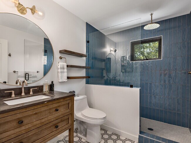 Building Photo - Creek Side *Unfurnished