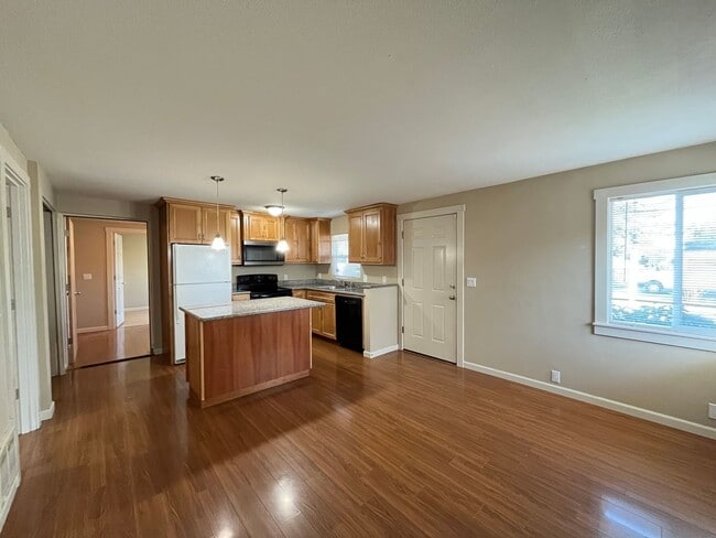 Building Photo - Updated and Bright 3 Bedroom 2 Bath Home in NE Portland (PDX/Columbia River)