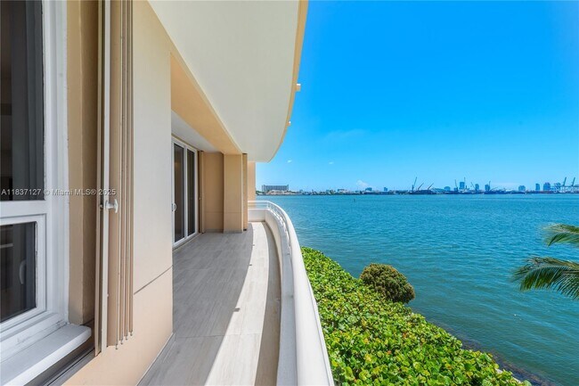 Building Photo - 808 Brickell Key Dr