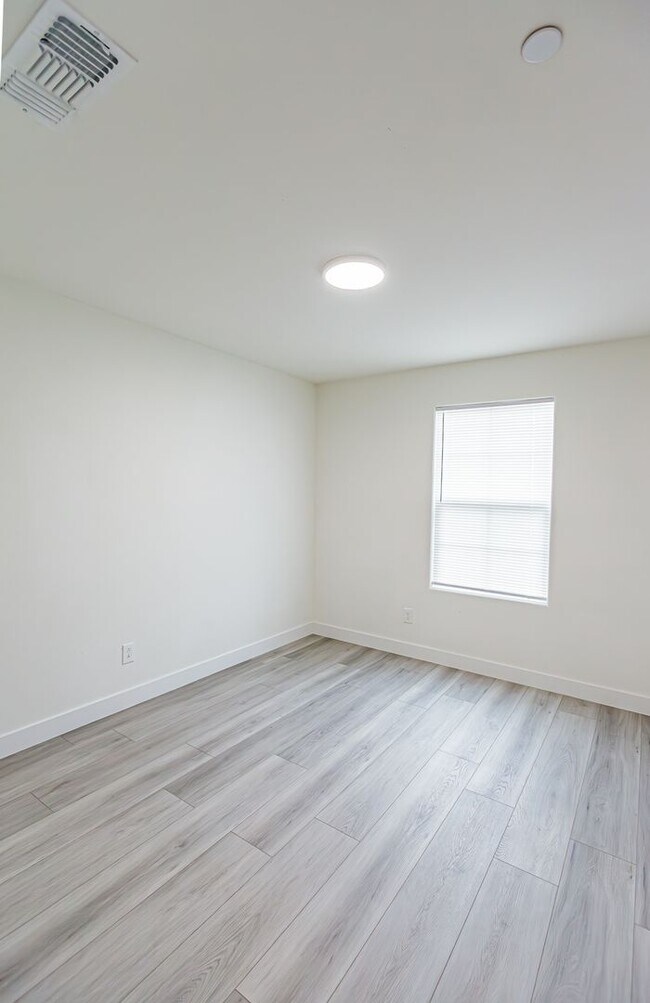 Building Photo - Beautiful 2-story home in a gated community